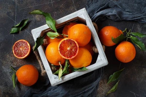 Naranjas frescas con hojas — Foto de Stock