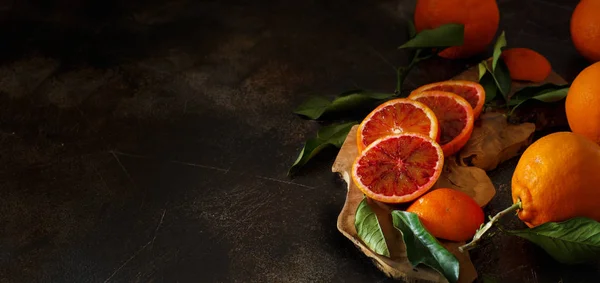 Naranjas frescas con hojas —  Fotos de Stock