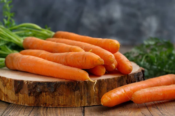 Zanahorias frescas crudas con hojas — Foto de Stock