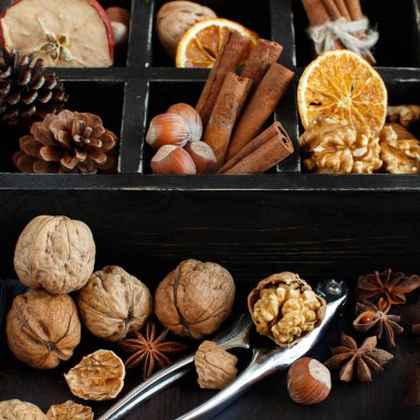 Baharat ve kuruyemiş dolu bir kutu 