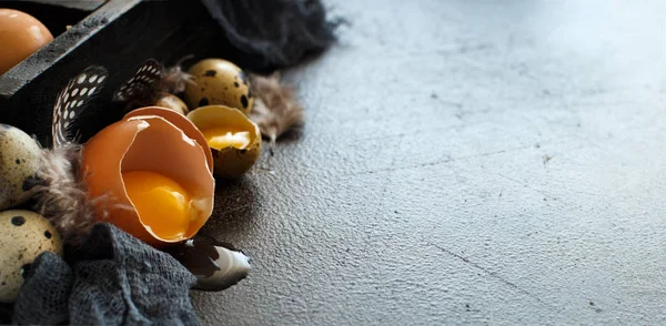 Uova di pollo e di quaglia in una scatola — Foto Stock