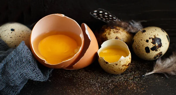 Oeufs de poulet et de caille dans une boîte — Photo