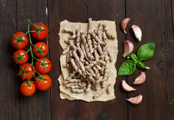 Whole wheat pasta, tomatoes, basil and garlic — Stock Photo, Image