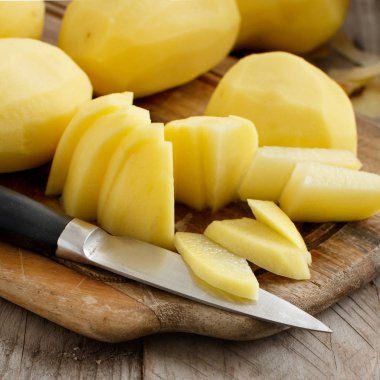 Bir bıçak ile ham soyulmuş patates