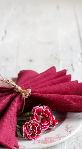 Dukning med nejlika blommor — Stockfoto