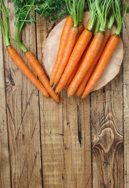 Zanahorias frescas crudas con hojas — Foto de Stock