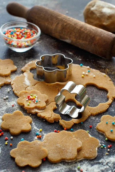 Je vaření sušenky s cookie řezačky — Stock fotografie