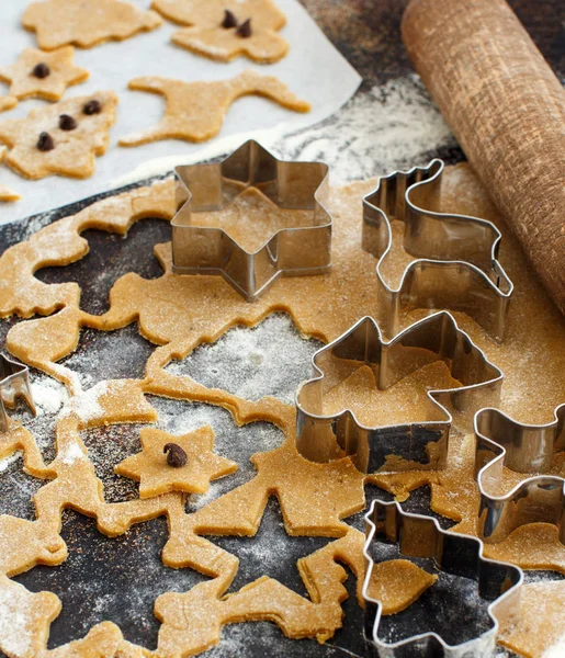 Cocinar galletas de Navidad con cortadores de galletas — Foto de Stock