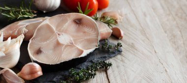 İki köpek balığı biftek sebze ve otlar