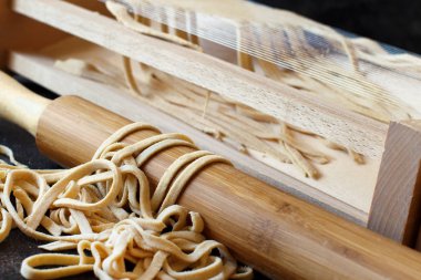 Tagliolini makarna alla chitarra bir araç ile yapma