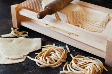Tagliolini makarna alla chitarra bir araç ile yapma