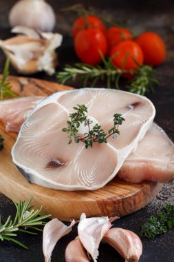 İki köpek balığı biftek sebze ve otlar