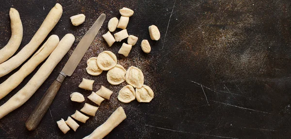 Making whole wheat flour pasta orecchiette — Stock Photo, Image