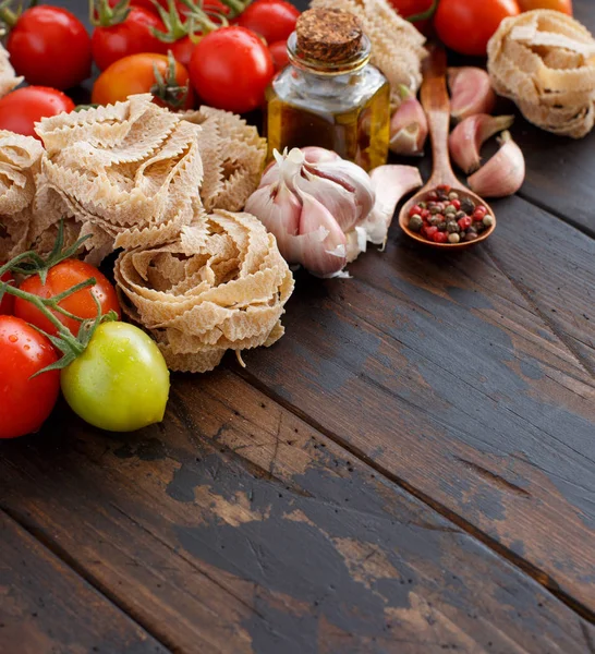 Whole wheat pasta tagliatelle, vegetables and herbs — Stock Photo, Image