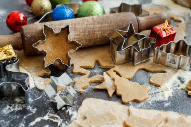 Çerez kesici ve Noel süslemeleri ile tatlılar yemek