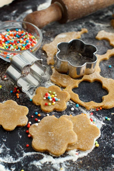 Je vaření sušenky s květina cookie řezačky — Stock fotografie