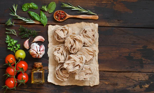 Macarrão de trigo inteiro tagliatelle, legumes e ervas — Fotografia de Stock