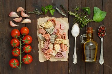 Üç renkli makarna, sebze ve otlar 