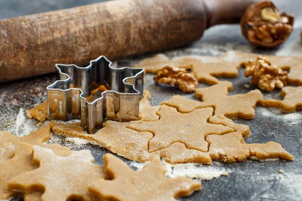 Cocinar galletas de Navidad con cortadores de galletas — Foto de Stock