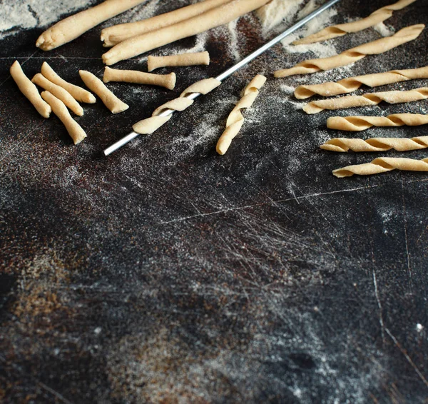 Maken van volkoren meel pasta fusilli al ferro — Stockfoto