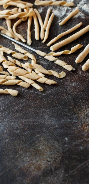 Maken van volkoren meel pasta fusilli al ferro — Stockfoto