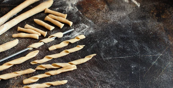 Making whole wheat flour pasta fusilli al ferro — Stock Photo, Image