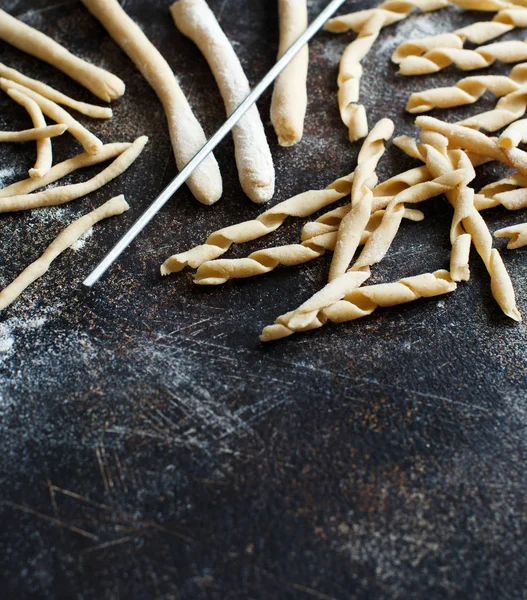 Making whole wheat flour pasta fusilli al ferro — Stock Photo, Image