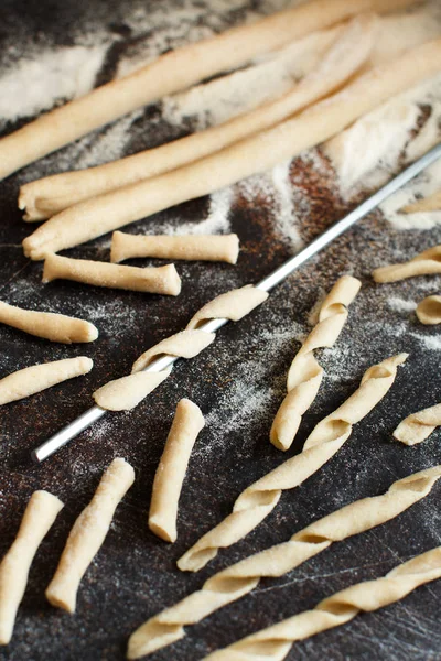 Making whole wheat flour pasta fusilli al ferro — Stock Photo, Image