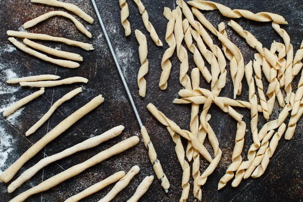 Making whole wheat flour pasta fusilli al ferro — Stock Photo, Image