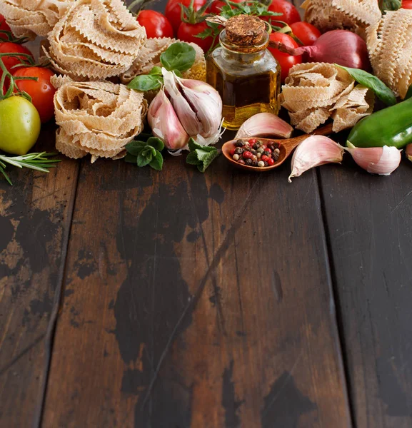 Whole wheat pasta tagliatelle, vegetables and herbs — Stock Photo, Image