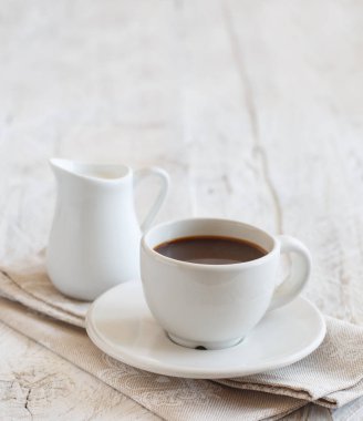 Ahşap bir zemin üzerine sütlü kahve fincan yakın çekim