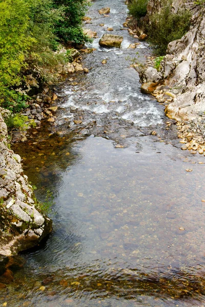 Résurgence de la rivière Sammaro près de Roscigno en Campanie, Italie — Photo