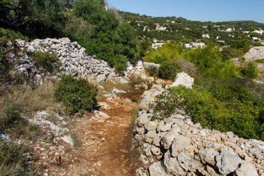 Cipolliane mağaraları ve Ciolo köprüsü için kıyı yolu