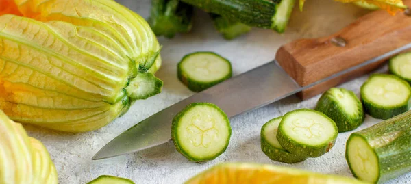 Jonge courgette met bloemen — Stockfoto