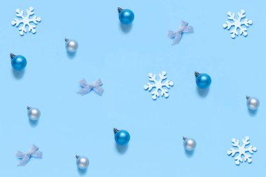  Açık mavi arkaplanda Noel süslemeleri
