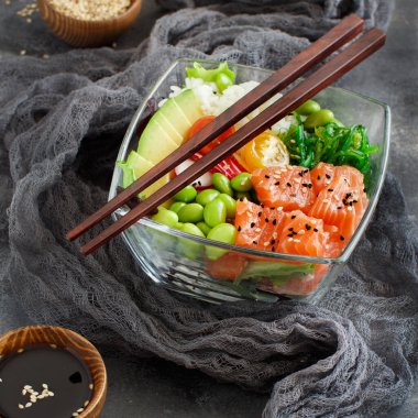 Hawaiian somon poke salata
