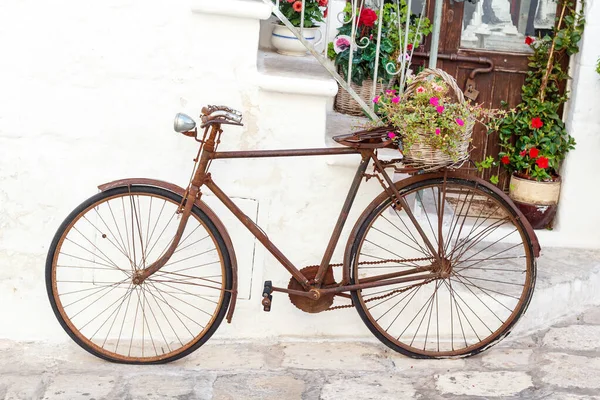 Декоративный велосипед на улице города Остуни, Апулия, Ита — стоковое фото