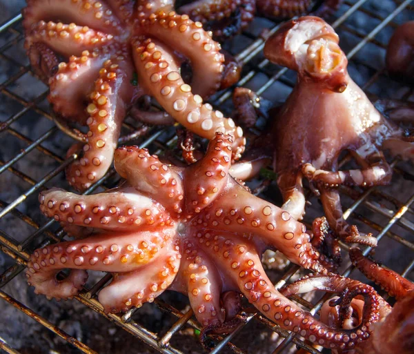 Gegrilde octopussen koken op een metalen grill close-up — Stockfoto