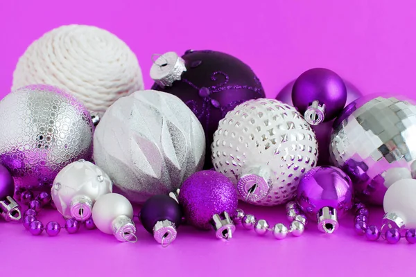 Palle di Natale su uno sfondo viola — Foto Stock