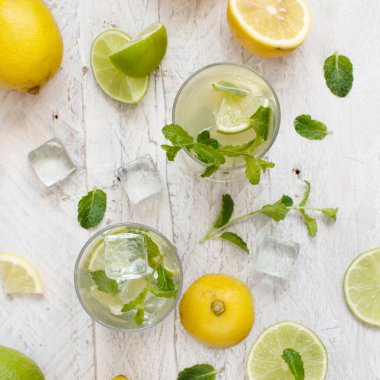 Ev yapımı içki limon ve limon suyu ve nane ile yenileme