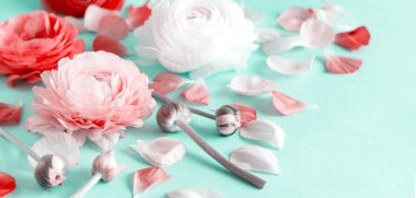 açık yeşil arkaplanda çiçekler