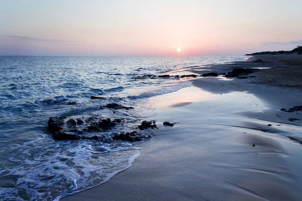 Sonnenuntergang am pescoluse strand, apulien, italien — Stockfoto