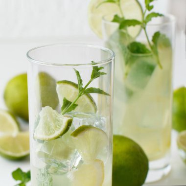 Ev yapımı içki limon suyu ve nane ile yenileme