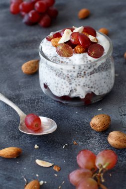 Kırmızı üzümlü ve bademli Chia pudingi.