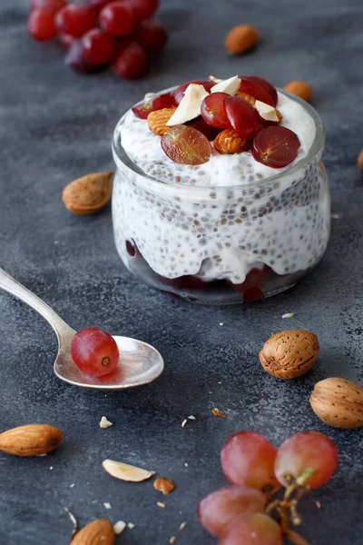 Chia pudding parfait aux raisins rouges et aux amandes — Photo