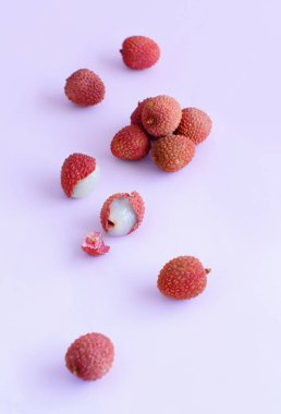 Lavanta arkaplanda taze litchi meyveleri. 