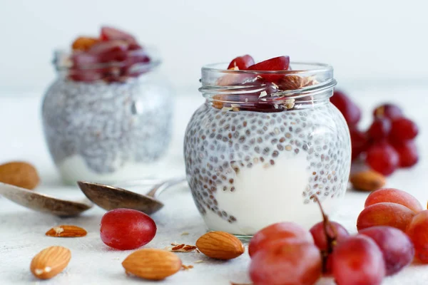 Chia pudink parfait s červenými hrozny a mandlemi — Stock fotografie