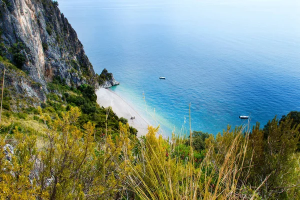 The wild beach near Costa di Masseta from the trail path — 스톡 사진