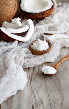 Kaşıkla hindistan cevizi yağı. 