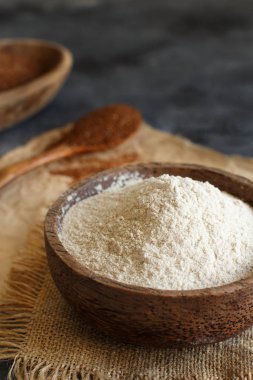 Teff unu bir kasede ve kepekli tahıl.